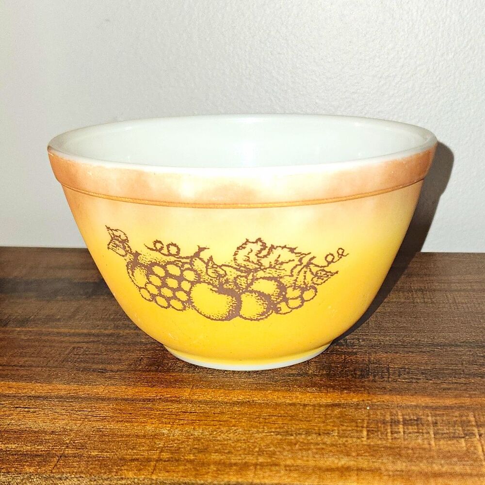 Vtg Pyrex Old Orchard 1.5-pint mixing bowl in brown ombre with retro fruit #401